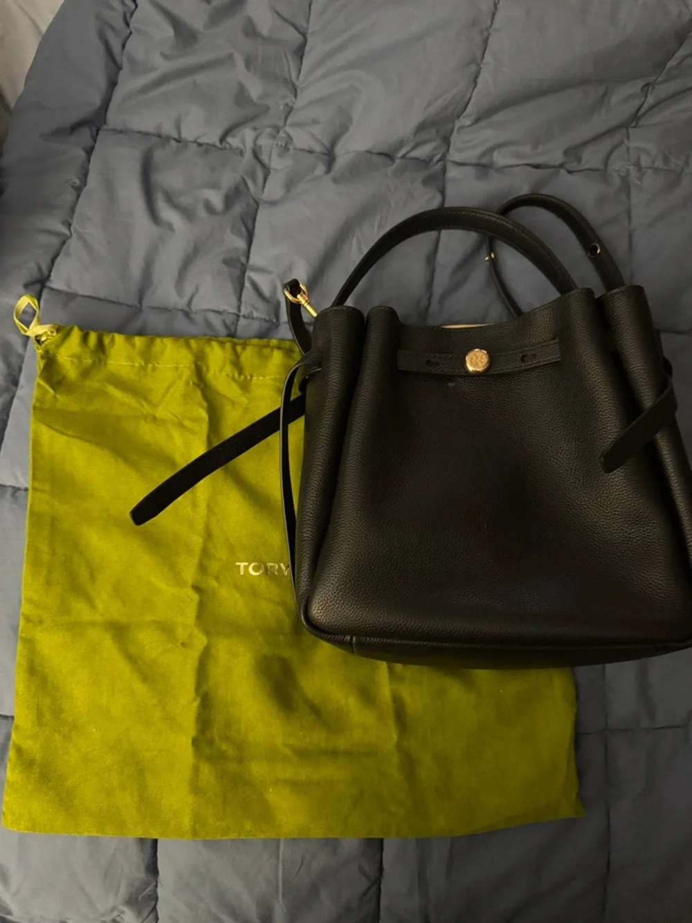 Tory Burch Black pebbled leather ROMY bucket bag - Picture 1 of 4